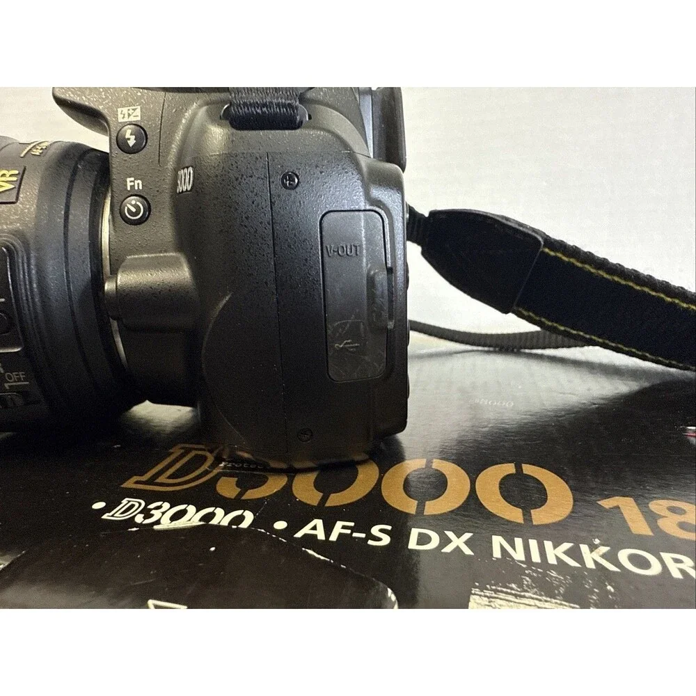 Nikon D3000 Digital SLR Camera w/ 18-55mm VR Lens , w/ 4 Batteries Box KIT ✅